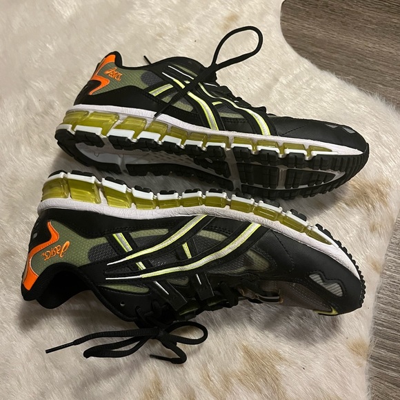Like New ASICS GEL-Kayano 5 360 in Black / Safety Yellow Size 10 Men’s - Picture 7 of 15